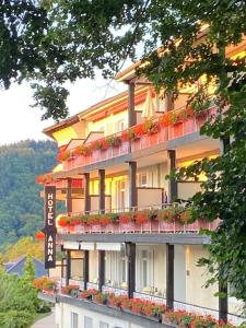 un grande edificio con fiori sui balconi di Hotel Anna a Badenweiler