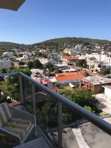 匹里亞波里斯的住宿－Piriapolis apartamento，阳台享有城市美景。