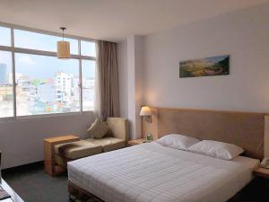 Säng eller sängar i ett rum på Liberty Hotel Saigon Parkview