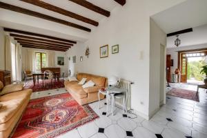 sala de estar con sofá y mesa en Maison de 4 chambres avec jardin et wifi a Julienne, en Julienne