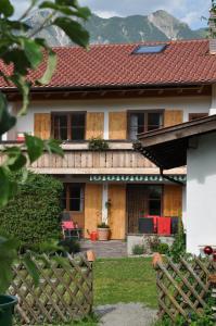 Galeriebild der Unterkunft Ferienwohnungen Alpentraum - Landhaus Kiesel in Oberstdorf