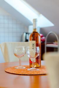 una botella de vino y dos copas de vino en una mesa en Villa Stella, en Splitska