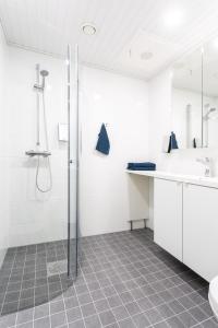 Kylpyhuone majoituspaikassa Trendy Homes Oulu Marski Apartments