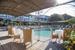 Bazén v ubytování Hôtel Le Roi Théodore & Spa nebo v jeho okolí
