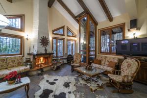 a living room with a fireplace and a tv at Villa Anna Luxury Lake Residence in Shtarkelovo Gnezdo