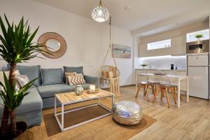 salon z kanapą i stołem w obiekcie SUNSET BEACH Charming apartment with jacuzzi w mieście Torremolinos