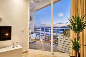 Balkon lub taras w obiekcie SUNSET BEACH Charming apartment with jacuzzi
