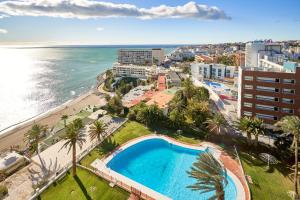 widok z lotu ptaka na ośrodek z basenem i oceanem w obiekcie SUNSET BEACH Charming apartment with jacuzzi w mieście Torremolinos