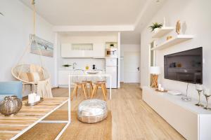 SUNSET BEACH Charming apartment with jacuzzi, Torremolinos ...