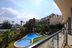 - une vue sur la piscine depuis le balcon d'un bâtiment dans l'établissement 196 Terrazas de Las Marinas - Deniasol, à Dénia