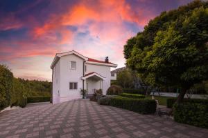 Zahrada ubytování Luxury Villa Lovric with private heated pool, Jacuzzi, Sauna and private tavern