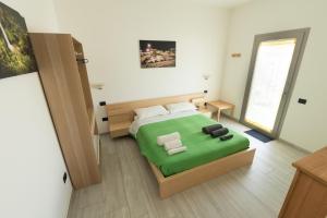 トルトリにあるGiglio Marinoのベッドルーム1室(緑色のベッド1台付)