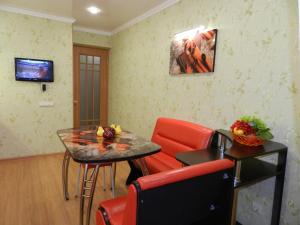 A seating area at Apartment on Klary Tsetkin 41