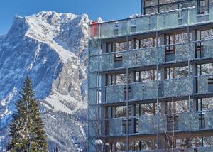 un edificio con una montaña en el fondo en MyTirol, en Biberwier