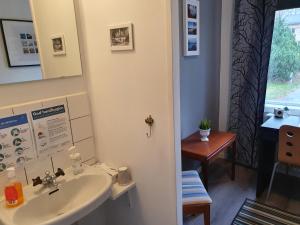 Ett badrum på Brukshotellet Skinnsberg