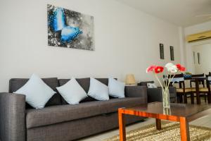 sala de estar con sofá y mesa en Zero Zero 2 en Peyia