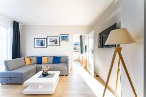 salon z kanapą i stołem w obiekcie Apartamenty Bawaria w Szklarskiej Porębie