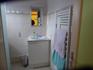 W białej łazience znajduje się umywalka i lustro. w obiekcie Les Berges Du Gave D'azun w mieście Argelès-Gazost
