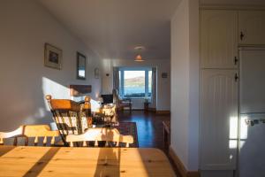 Reštaurácia alebo iné gastronomické zariadenie v ubytovaní Beautiful sea views and fireplace in Dunfanaghy