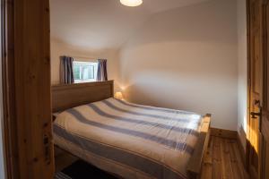 Säng eller sängar i ett rum på Beautiful sea views and fireplace in Dunfanaghy