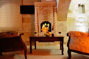โทรทัศน์และ/หรือระบบความบันเทิงของ Family Cave Suite Hotel