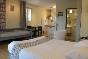 Postel nebo postele na pokoji v ubytování Hotel La Peyrade