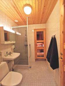 ein Bad mit einer Dusche, einem WC und einem Waschbecken in der Unterkunft Gold Legend Paukkula #1 - Saariselkä Apartments in Saariselkä