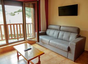 a living room with a couch and a coffee table at Kione DeuSol in Incles
