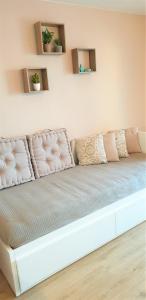 ein weißes Sofa in einem Wohnzimmer in der Unterkunft Appart Bréti Plage 1 avec parking - 50m de la plage in Brétignolles-sur-Mer