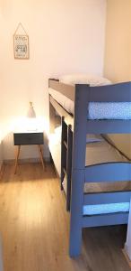 ein Schlafzimmer mit Etagenbett und Schreibtisch in der Unterkunft Appart Bréti Plage 1 avec parking - 50m de la plage in Brétignolles-sur-Mer