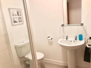 Ett badrum på City Centre Suite Inverness