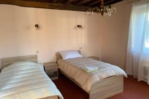 a bedroom with two beds in a room at Gîte au coeur de la ferme in Hauriet