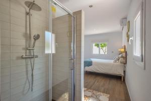 a bathroom with a shower and a bed in a room at CALLE MALAGA in Benalmádena