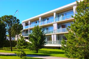 ein Apartmenthaus mit Bäumen davor in der Unterkunft Seedri Residence in Pärnu