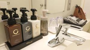 una encimera con jabón y odorantes en un lavabo en Hotel New Otani Saga, en Saga