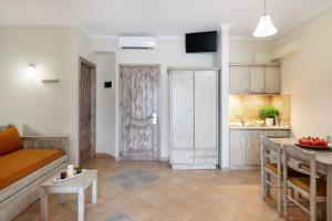 Kuchyň nebo kuchyňský kout v ubytování Hotel Sirines Complex