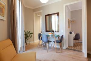 - un salon avec une table à manger et des chaises dans l'établissement My Address on the Beach and Sun, à Barcelone