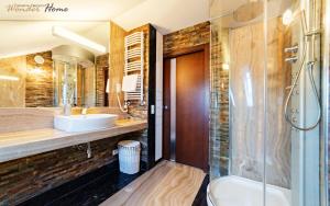 Ένα μπάνιο στο Wonder Home - Apartament Cud Malina z kominkiem, klimatyzacją i widokiem na Karkonosze, blisko centrum, stoku, restauracji, aquaparku