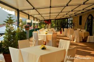 una fila de mesas y sillas con manteles blancos en Hotel Angela e Vincenzo, en Cava deʼ Tirreni