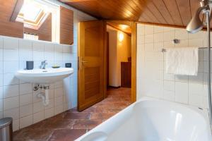 Bilik mandi di Blue Attic - Historical Como City Center by Rent All Como +17 gambar