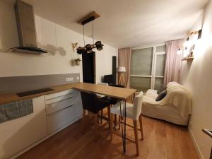 - une cuisine avec une table et un lit dans une chambre dans l'établissement T2 lumineux centre ville proche métro, parking gratuit,1 chambre, 1 grande pièce à vivre, à Toulouse
