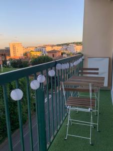 - un balcon avec deux chaises et une table dans un bâtiment dans l'établissement T2 lumineux centre ville proche métro, parking gratuit,1 chambre, 1 grande pièce à vivre, à Toulouse