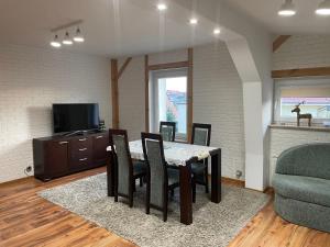 Μια τηλεόραση ή/και κέντρο ψυχαγωγίας στο Apartament przy ulicy Zaruskiego blisko plaży