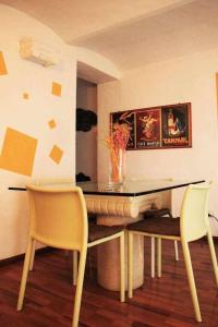 - une salle à manger avec une table et deux chaises dans l'établissement appartamento nel cuore di Asti, à Asti