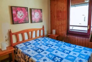 - une chambre avec un lit et deux photos sur le mur dans l'établissement Kione Lake Placid, au Pas de la Case