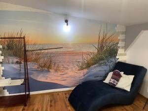 una sala de estar con un mural de la playa en Apartament przy ulicy Zaruskiego blisko plaży, en Ustka