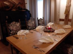 a table with wine glasses and napkins on it at Kõrtsitalu külalistemaja in Kõpu