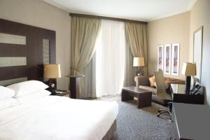 Habitación de hotel con cama y sofá en Al Corniche en Yeda