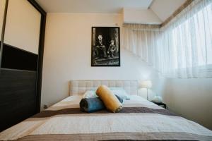 Postel nebo postele na pokoji v ubytování Nyugalom a belvárosban