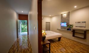 โทรทัศน์และ/หรือระบบความบันเทิงของ Phangnga Keeree Resort & Gallery +38 ภาพ